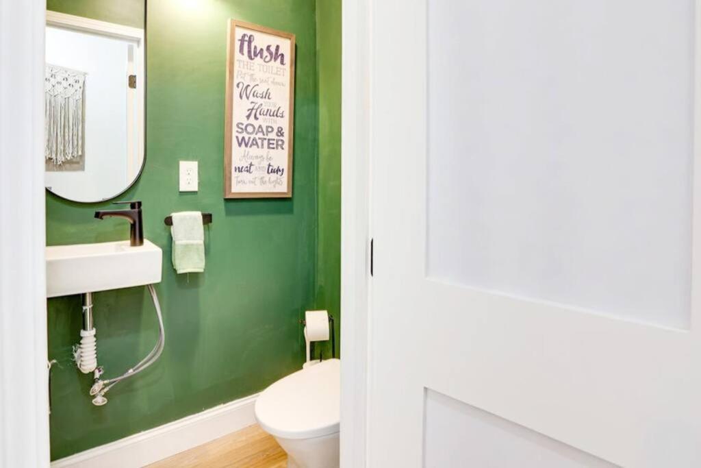 Contemporary Stylish Btw Dwtn Savannah&tybee! Holiday home Savannah