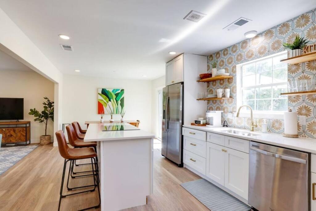 Contemporary Stylish Btw Dwtn Savannah&tybee! Holiday home