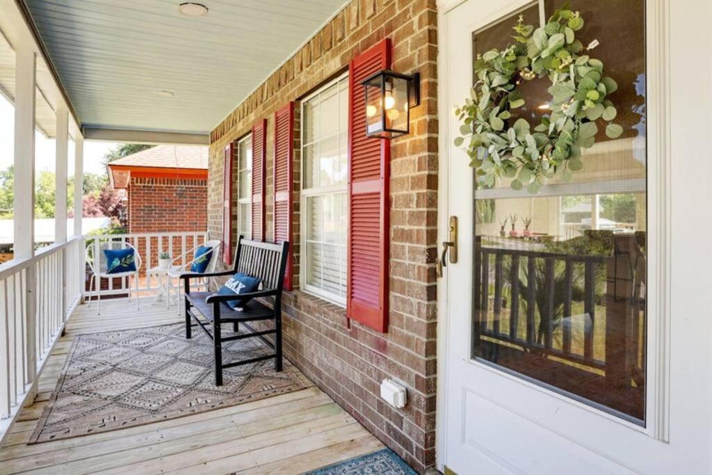 Contemporary Stylish Btw Dwtn Savannah&tybee! *