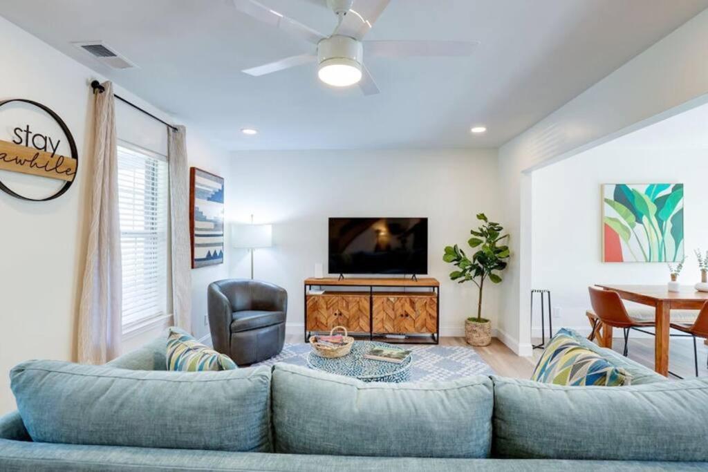 Contemporary Stylish Btw Dwtn Savannah&tybee!
