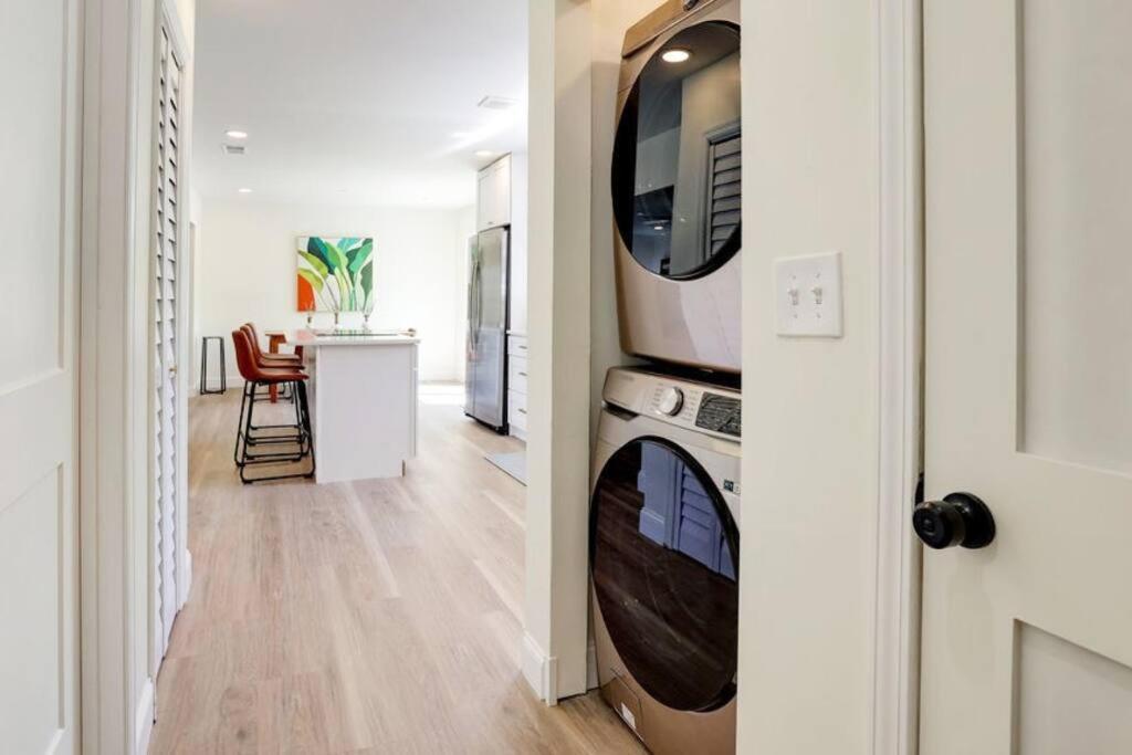 Contemporary Stylish Btw Dwtn Savannah&tybee! Holiday home