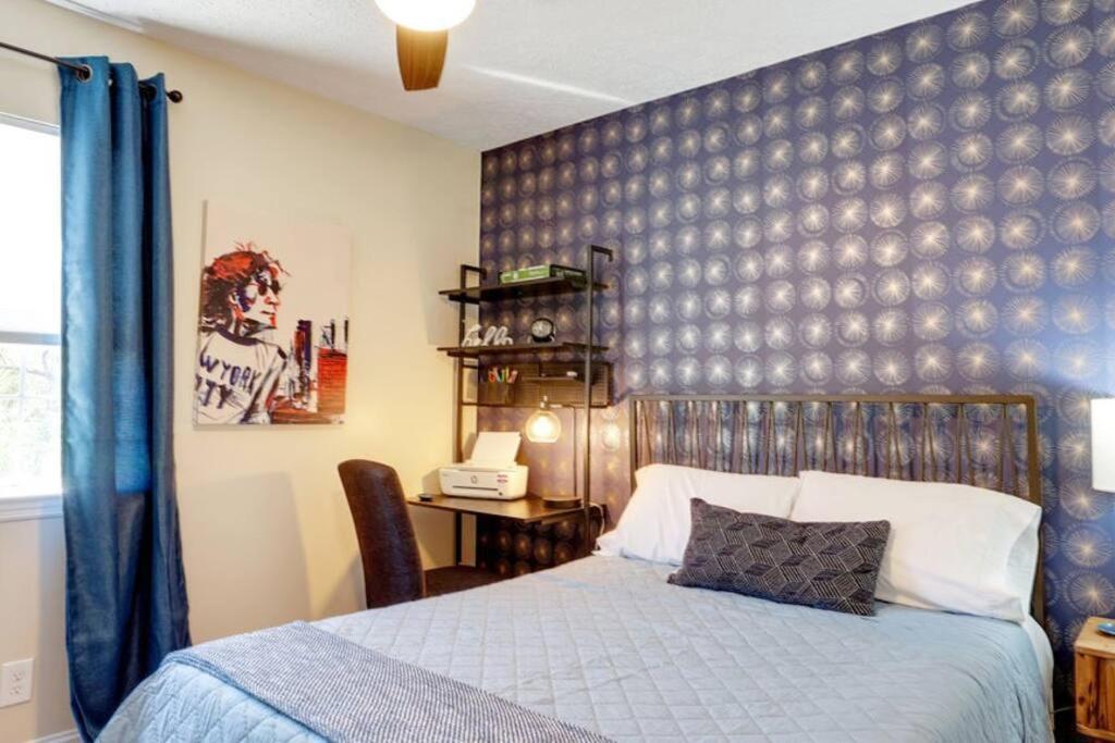 Contemporary Stylish Btw Dwtn Savannah&tybee!
