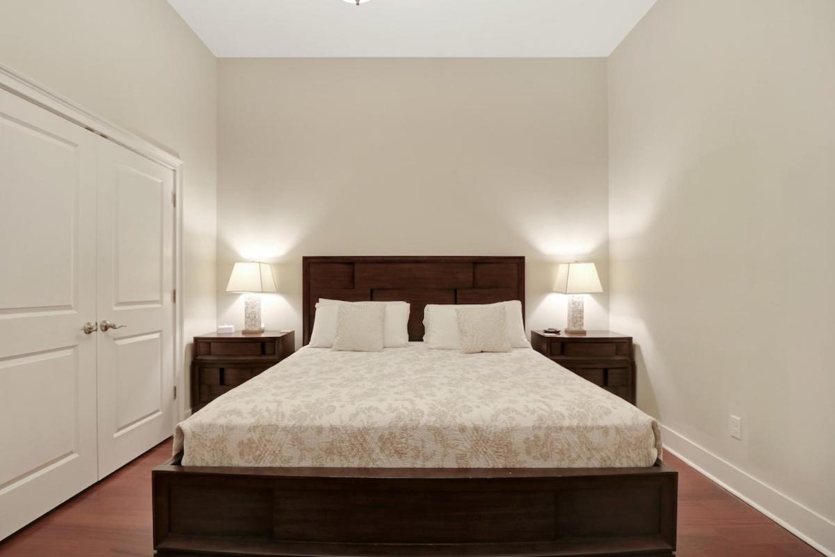 Apartment Downtown Loft- Steps Away From Plant Riverside! *