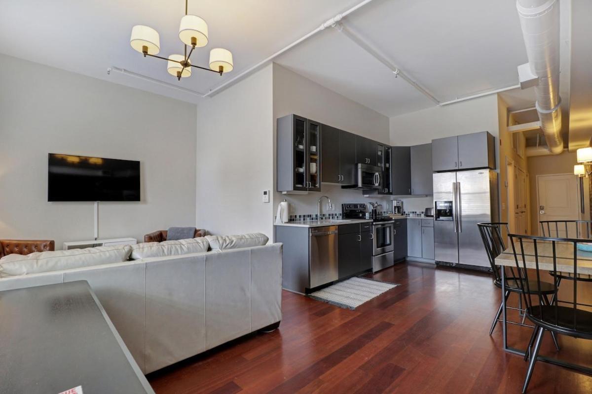 Downtown Loft- Steps Away From Plant Riverside!