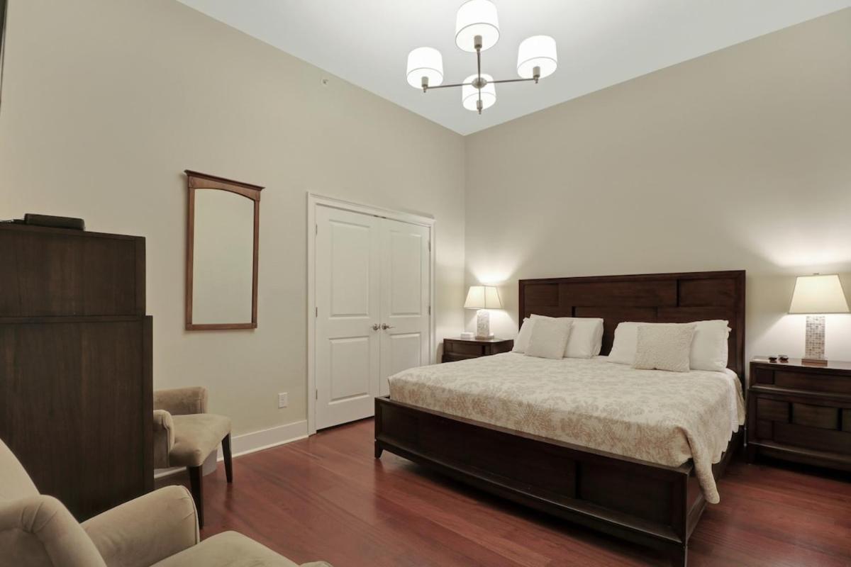 Downtown Loft- Steps Away From Plant Riverside! Apartment *