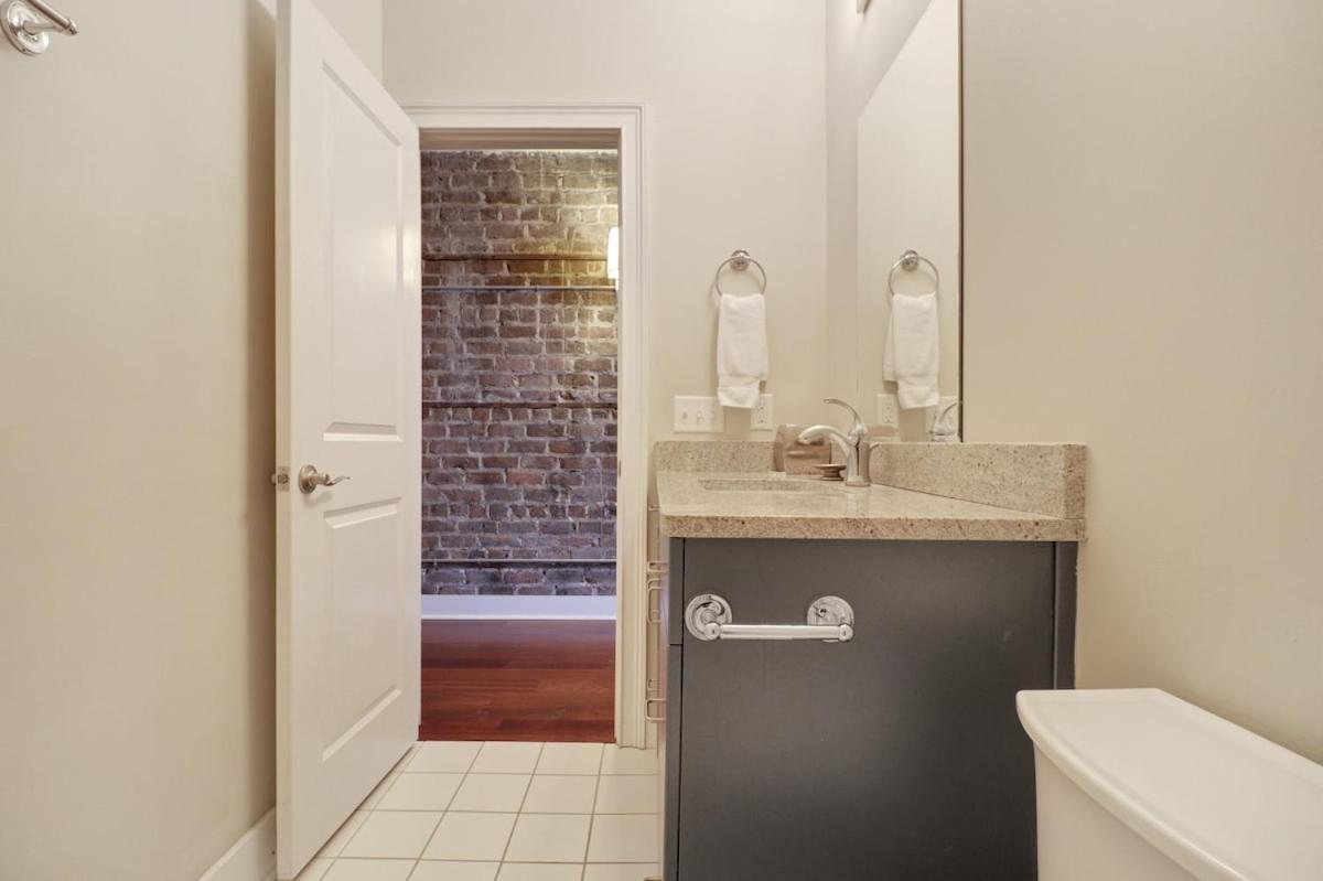Downtown Loft- Steps Away From Plant Riverside! Apartment Savannah