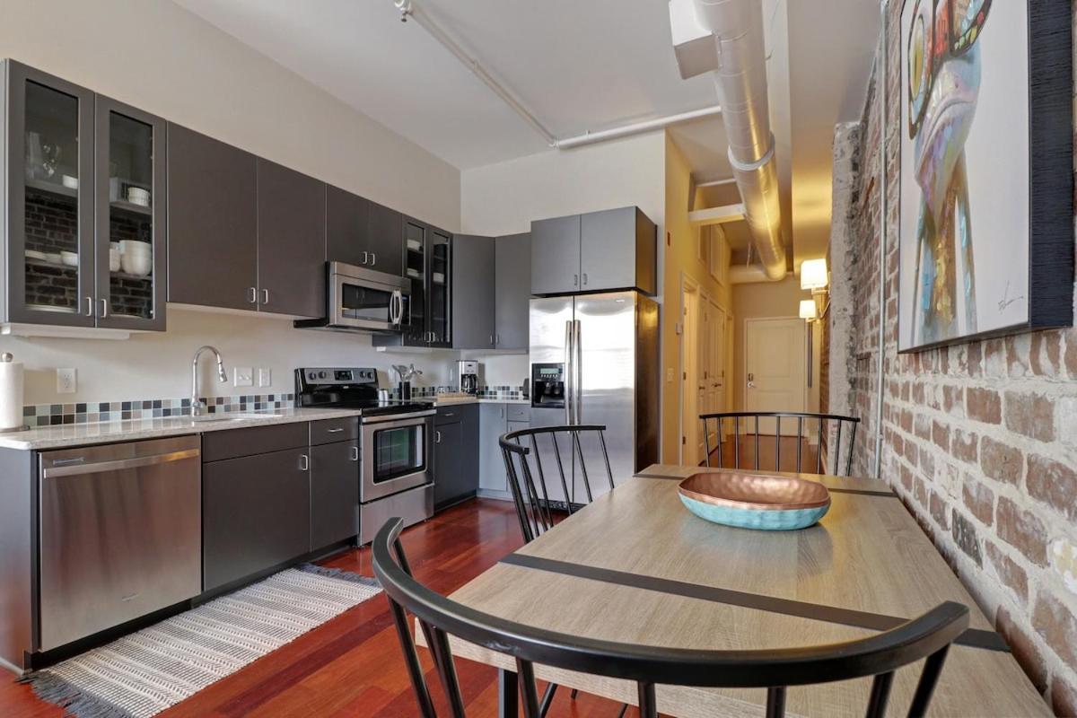 Downtown Loft- Steps Away From Plant Riverside! Apartment