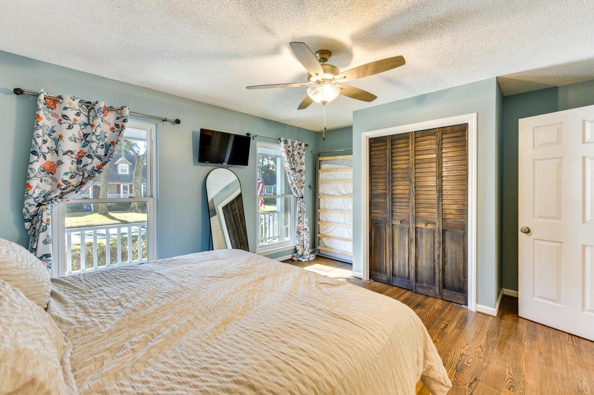 Holiday home Close To Bike Trails And Beaches!