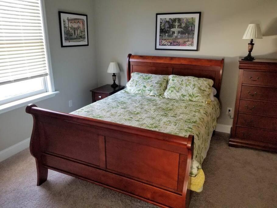 Modern 3 Bed/3 Bath House In Savannah