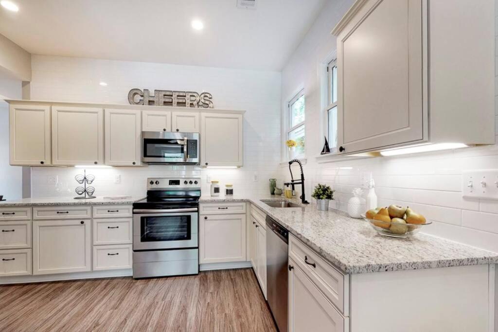 Modern 3 Bed/3 Bath House In Savannah