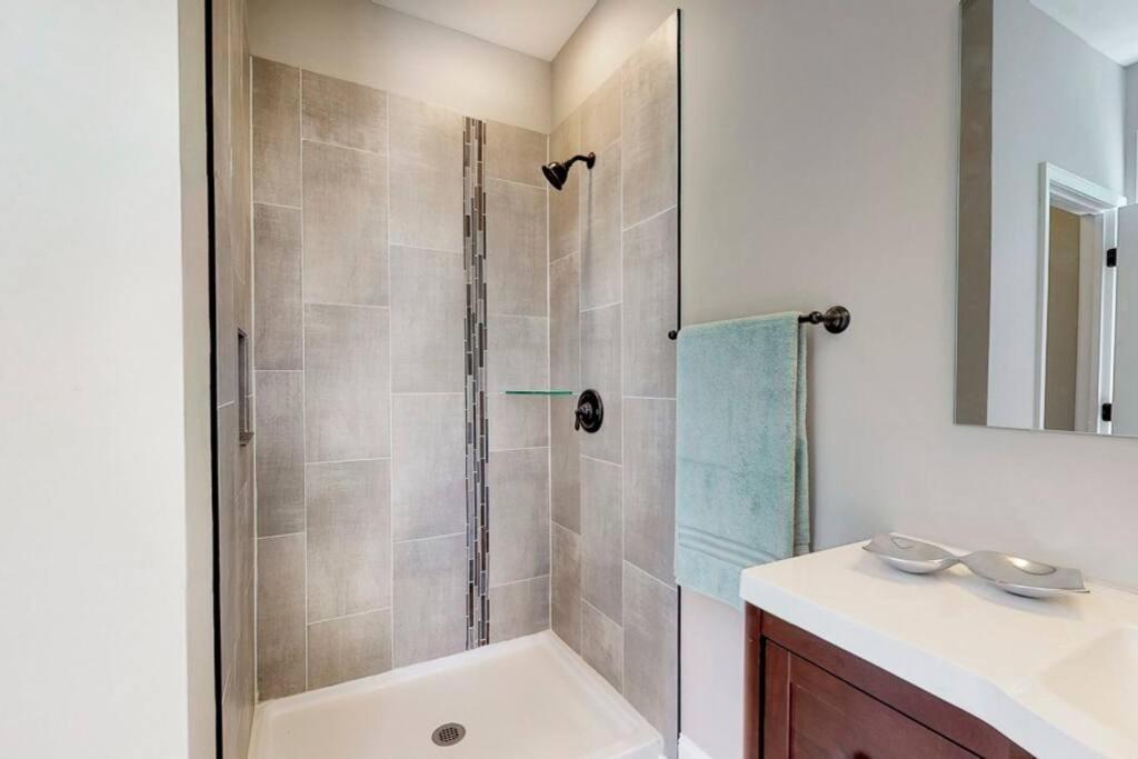 Modern 3 Bed/3 Bath House In Holiday home