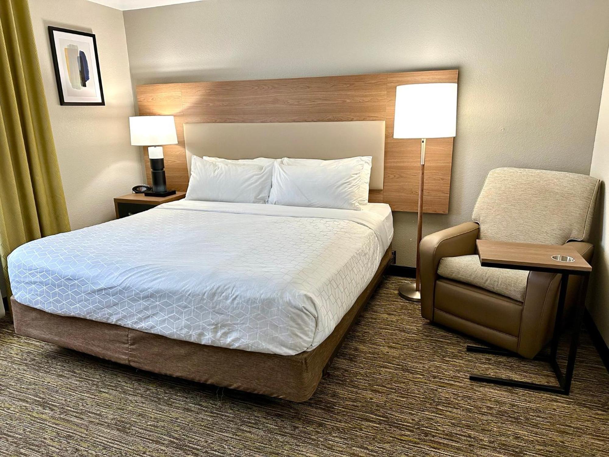 Candlewood Airport By Ihg 3*