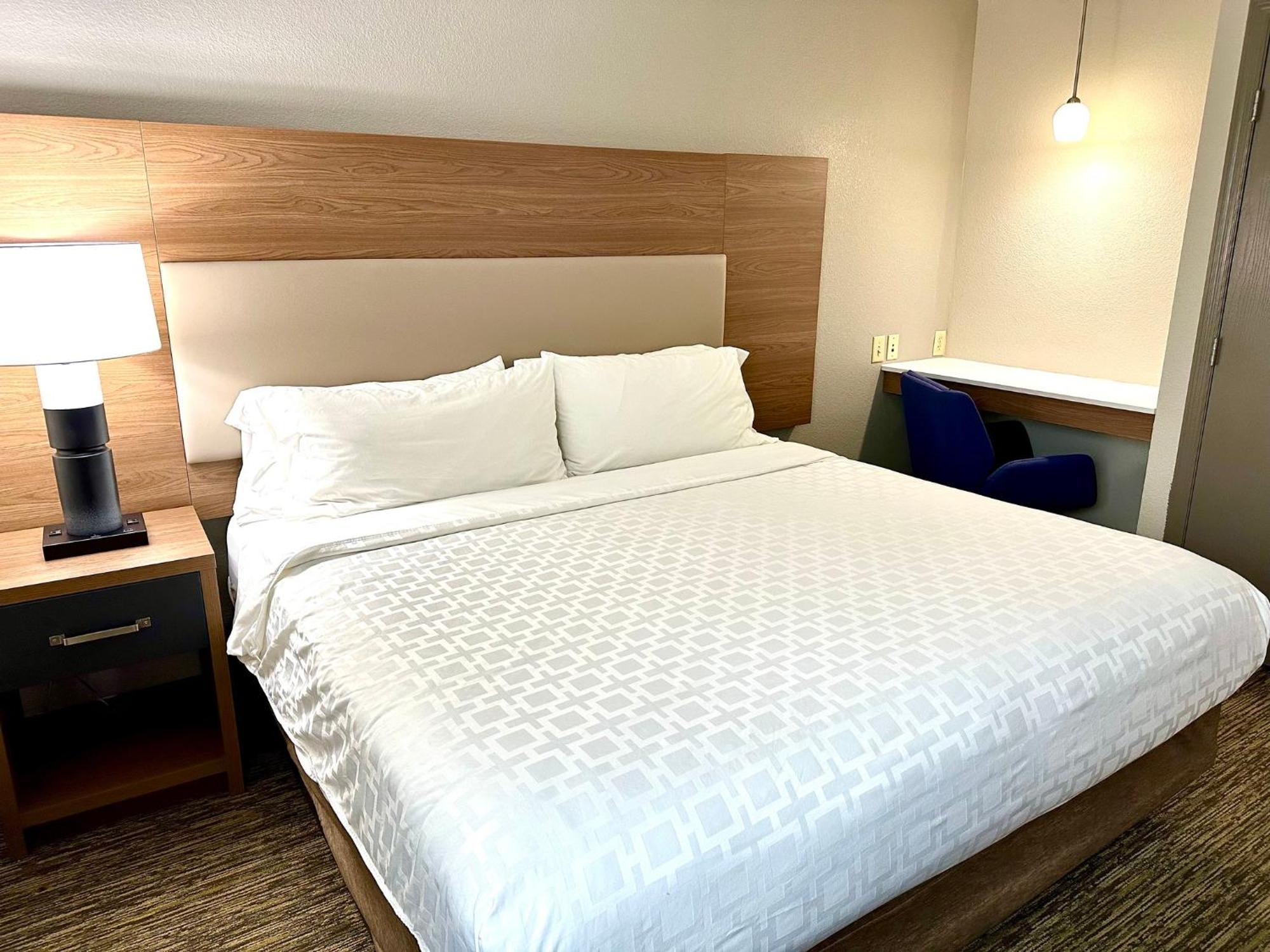 Hotel Candlewood Airport By Ihg 3*