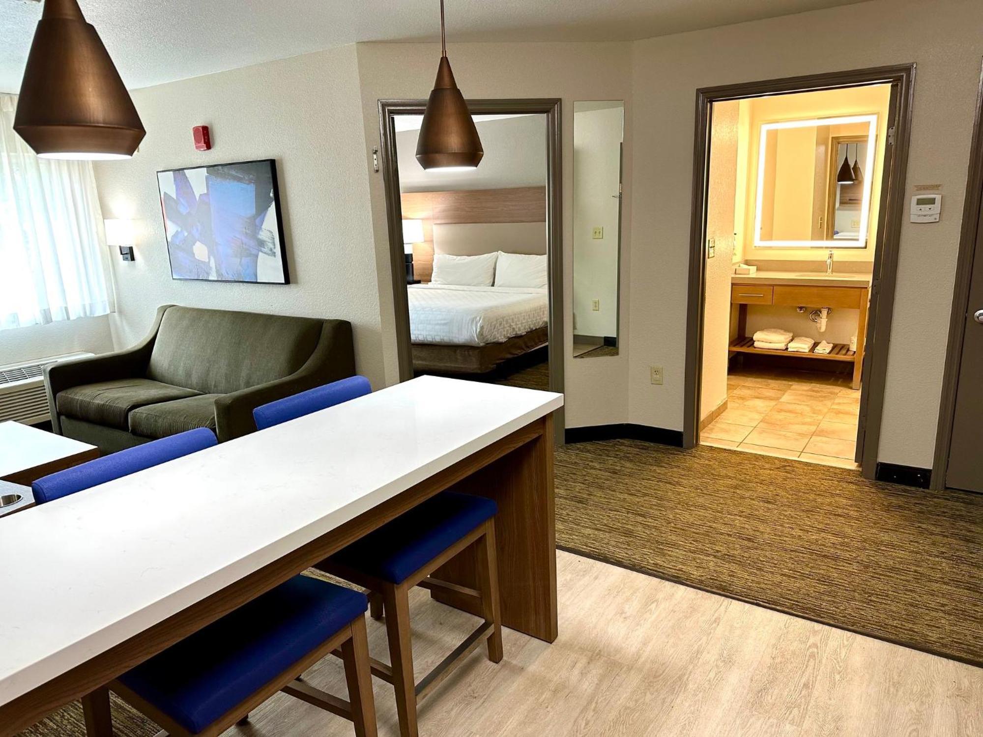 Candlewood Airport By Ihg Hotel 3*