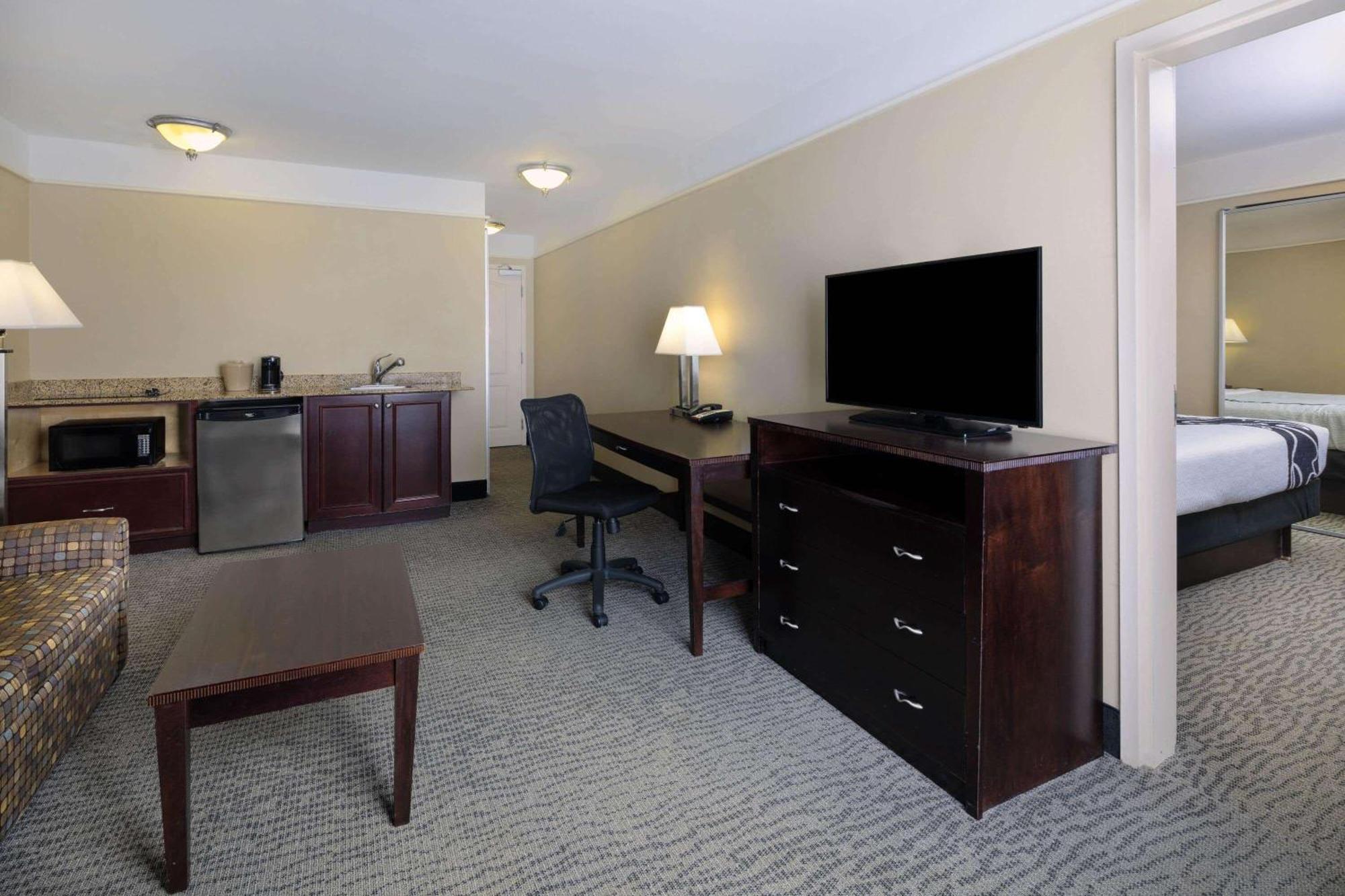 La Quinta By Wyndham Airport - Pooler Hotel