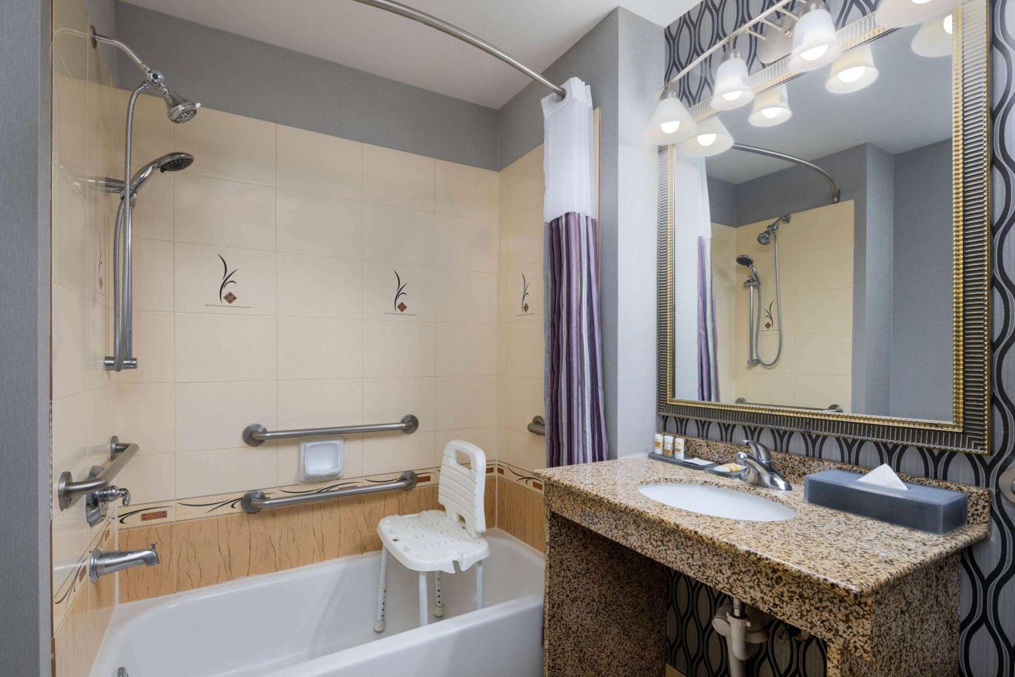 La Quinta By Wyndham Airport - Pooler Hotel