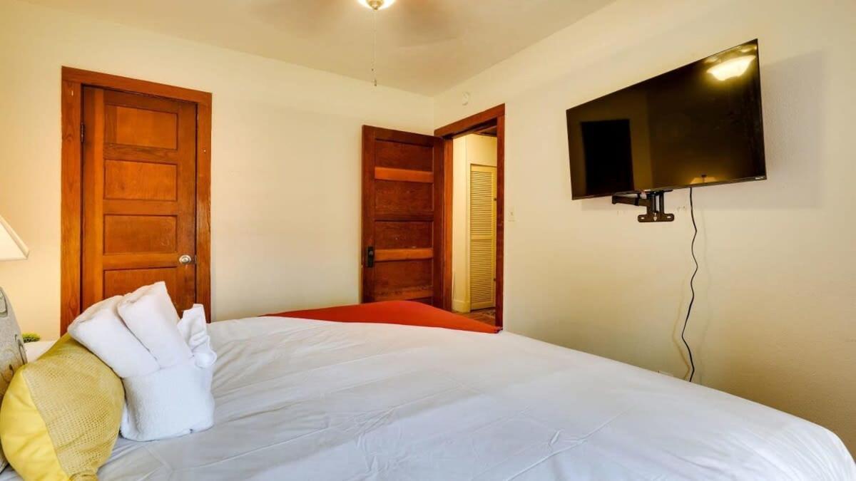 Retro Rainbow At Herb River-highlighter Hideaway #5 Holiday home Savannah