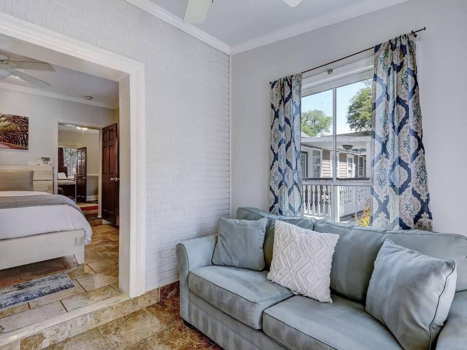 Apartment Historic Gold Private With Pool - 2bed, 1&half Bath, Sleeps 6, 1st Floor, 15 Min Walk To Historic Center And Attractions Savannah