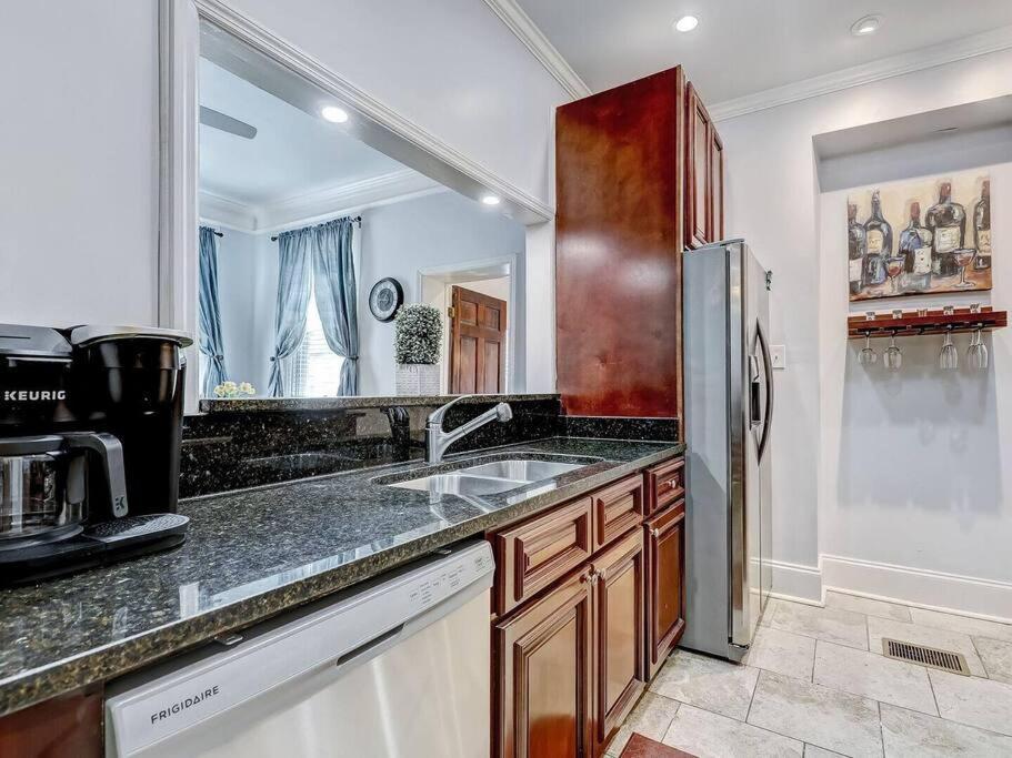 Historic Gold Private With Pool - 2bed, 1&half Bath, Sleeps 6, 1st Floor, 15 Min Walk To Historic Center And Attractions Savannah