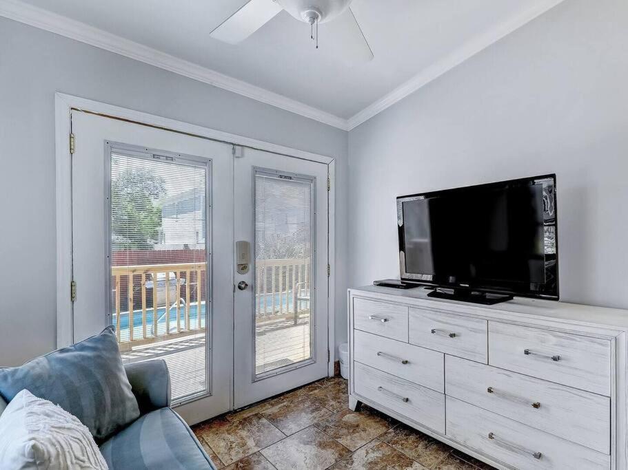 Historic Gold Private With Pool - 2bed, 1&half Bath, Sleeps 6, 1st Floor, 15 Min Walk To Historic Center And Attractions * Savannah