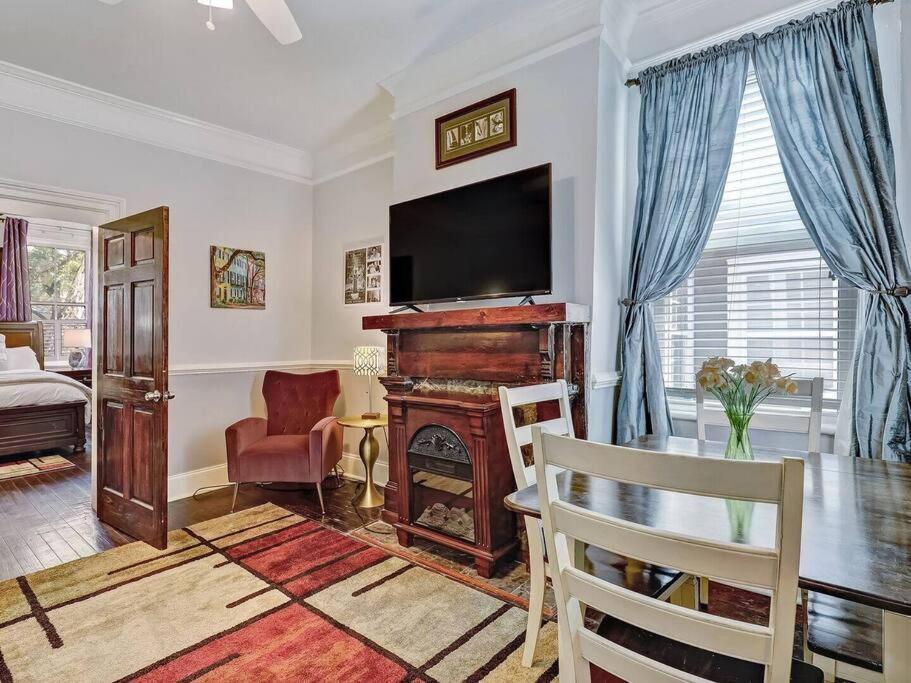 Historic Gold Private With Pool - 2bed, 1&half Bath, Sleeps 6, 1st Floor, 15 Min Walk To Historic Center And Attractions