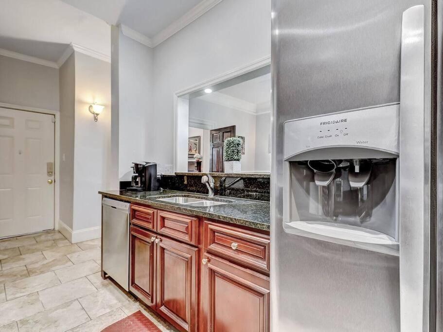 Apartment Historic Gold Private With Pool - 2bed, 1&half Bath, Sleeps 6, 1st Floor, 15 Min Walk To Historic Center And Attractions Savannah