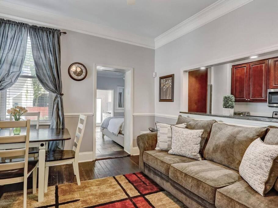 Historic Gold Private With Pool - 2bed, 1&half Bath, Sleeps 6, 1st Floor, 15 Min Walk To Historic Center And Attractions Apartment