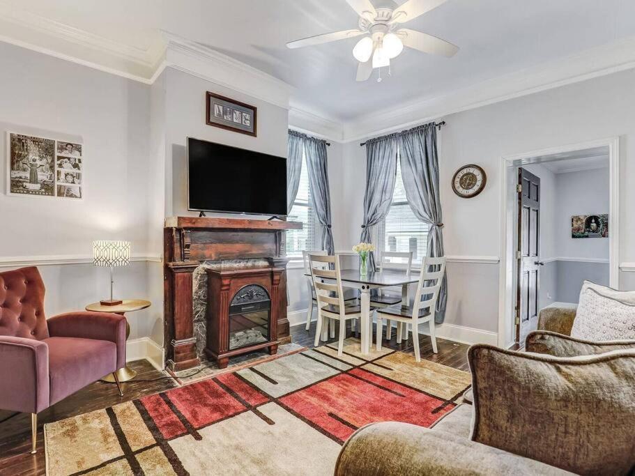 Historic Gold Private With Pool - 2bed, 1&half Bath, Sleeps 6, 1st Floor, 15 Min Walk To Historic Center And Attractions * Savannah