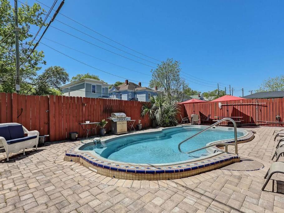 Historic Gold Private With Pool - 2bed, 1&half Bath, Sleeps 6, 1st Floor, 15 Min Walk To Historic Center And Attractions Apartment Savannah