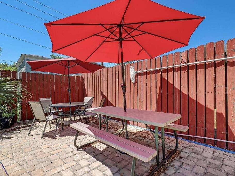 Historic Gold Private With Pool - 2bed, 1&half Bath, Sleeps 6, 1st Floor, 15 Min Walk To Historic Center And Attractions * Savannah