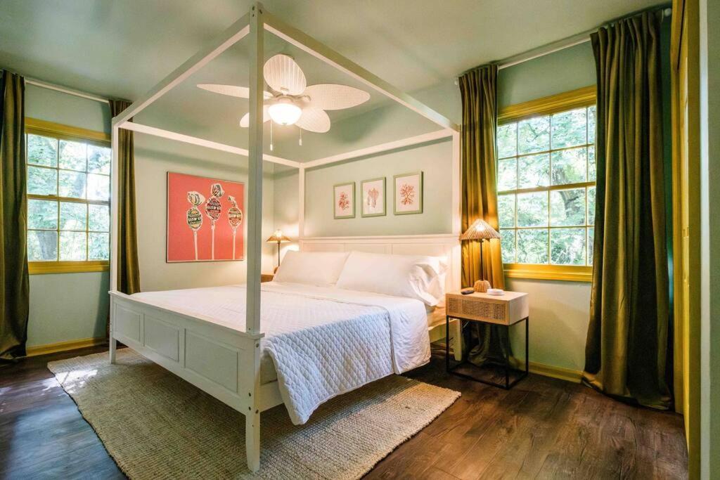 Sleeps 18 Island On Acre Hidden Speakeasy Holiday home Savannah