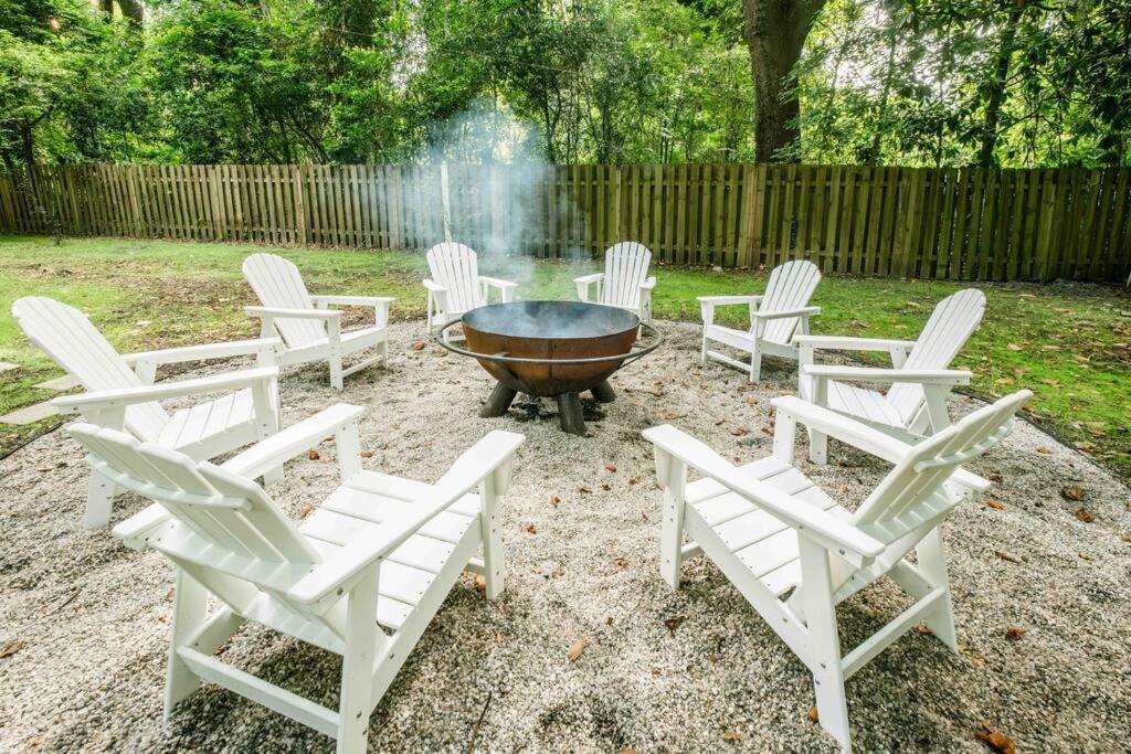 Sleeps 18 Island On Acre Hidden Speakeasy Holiday home Savannah
