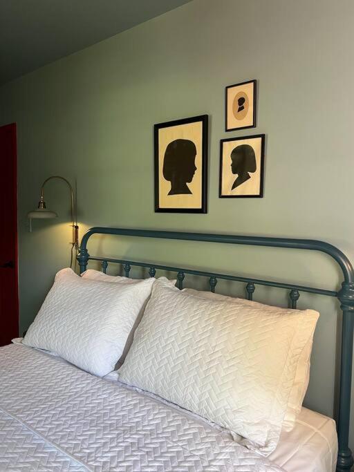 Sleeps 18 Island On Acre Hidden Speakeasy Holiday home *