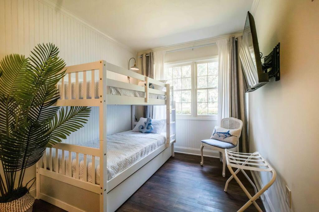 Holiday home Sleeps 18 Island On Acre Hidden Speakeasy *