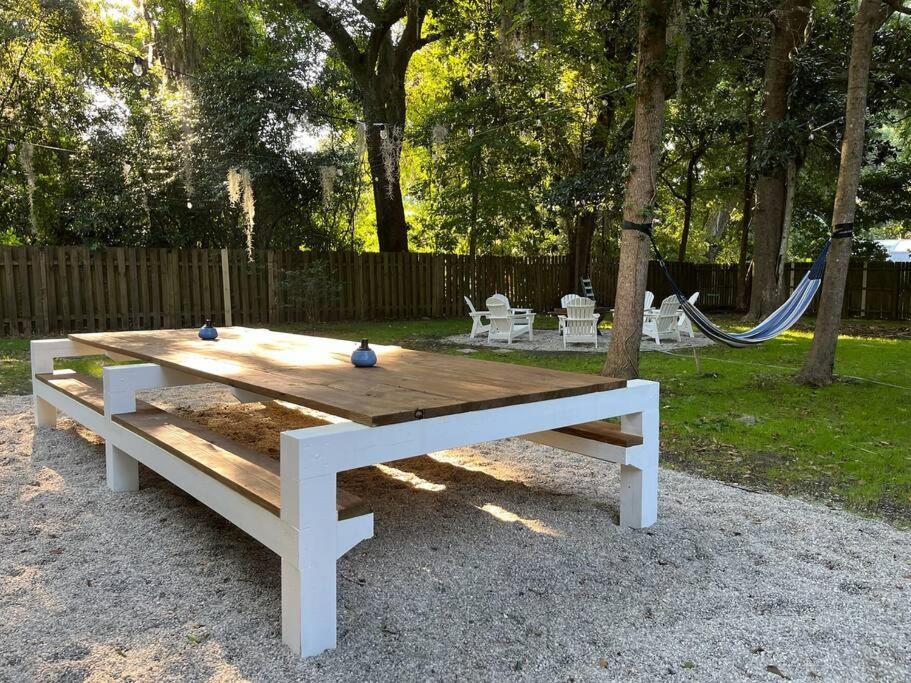 Sleeps 18 Island On Acre Hidden Speakeasy Holiday home Savannah