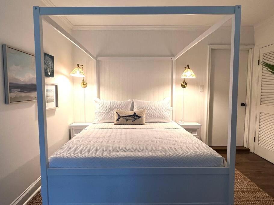 Sleeps 18 Island On Acre Hidden Speakeasy Holiday home *