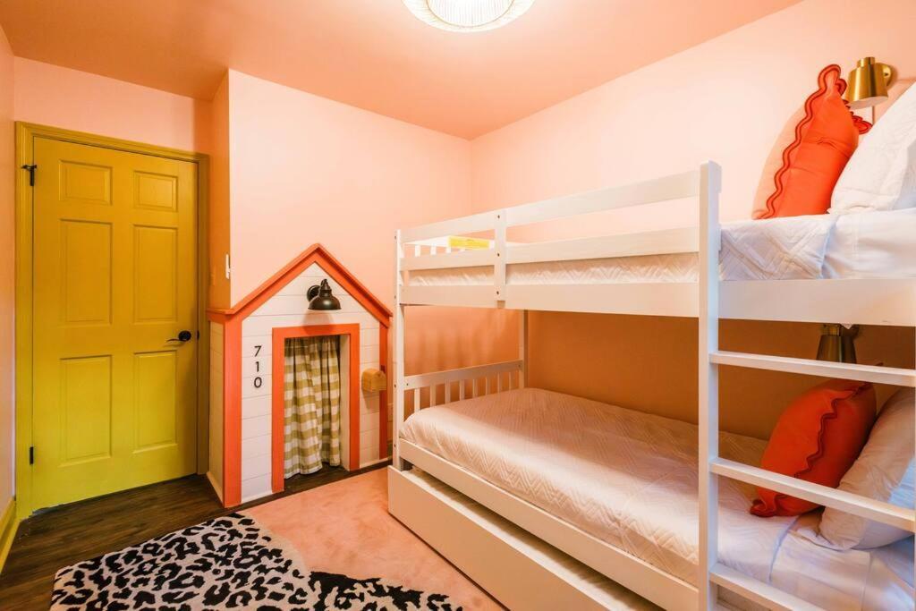 Sleeps 18 Island On Acre Hidden Speakeasy Holiday home Savannah