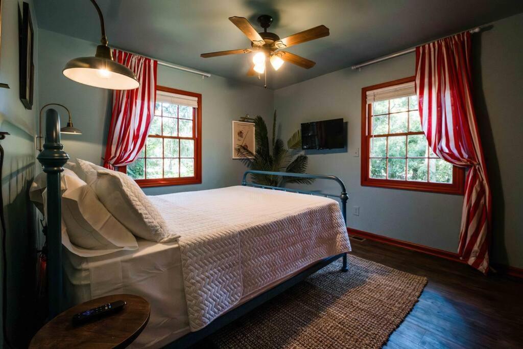 Sleeps 18 Island On Acre Hidden Speakeasy *