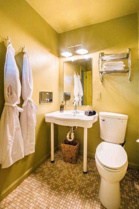 Sleeps 18 Island On Acre Hidden Speakeasy
