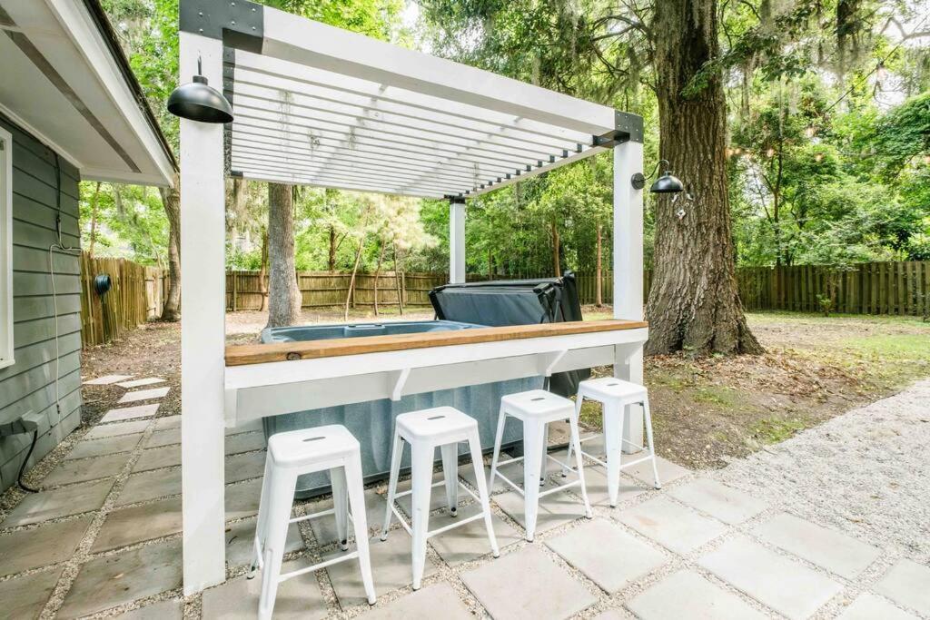 Sleeps 18 Island On Acre Hidden Speakeasy Holiday home *