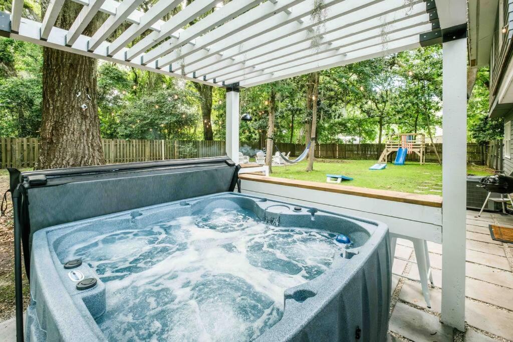 Sleeps 18 Island On Acre Hidden Speakeasy Holiday home Savannah