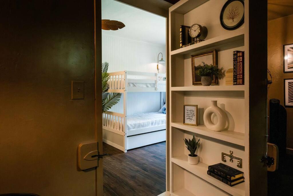 Holiday home Sleeps 18 Island On Acre Hidden Speakeasy *