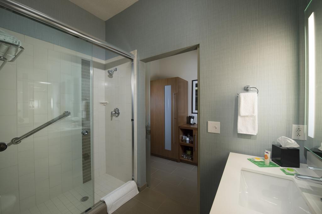 Hyatt Place Airport Hotel 4*