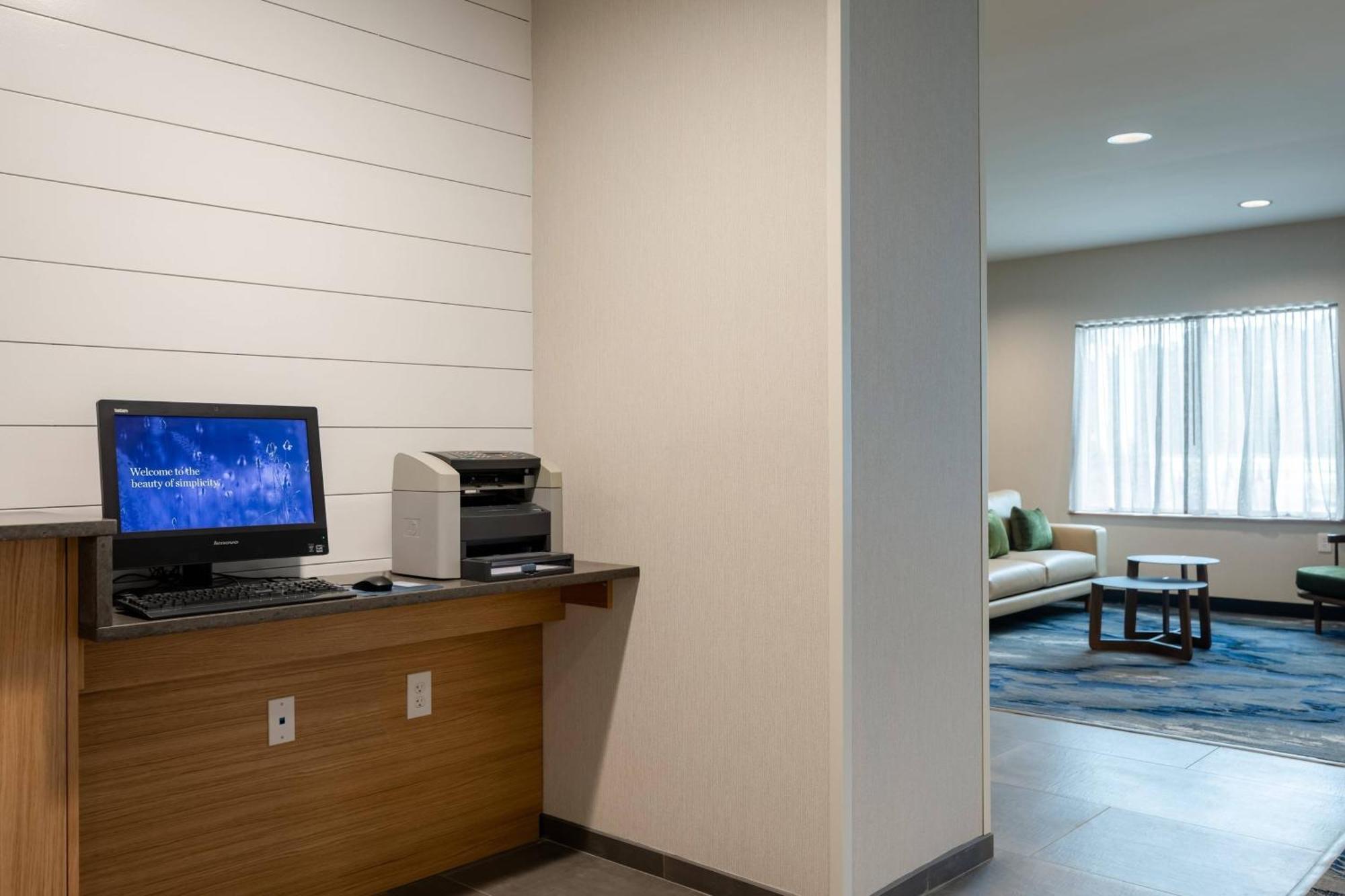 Hotel Fairfield & Airport