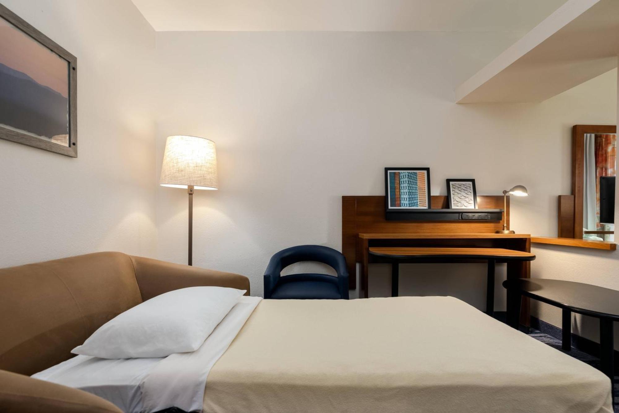 Hotel Fairfield & Airport 3*