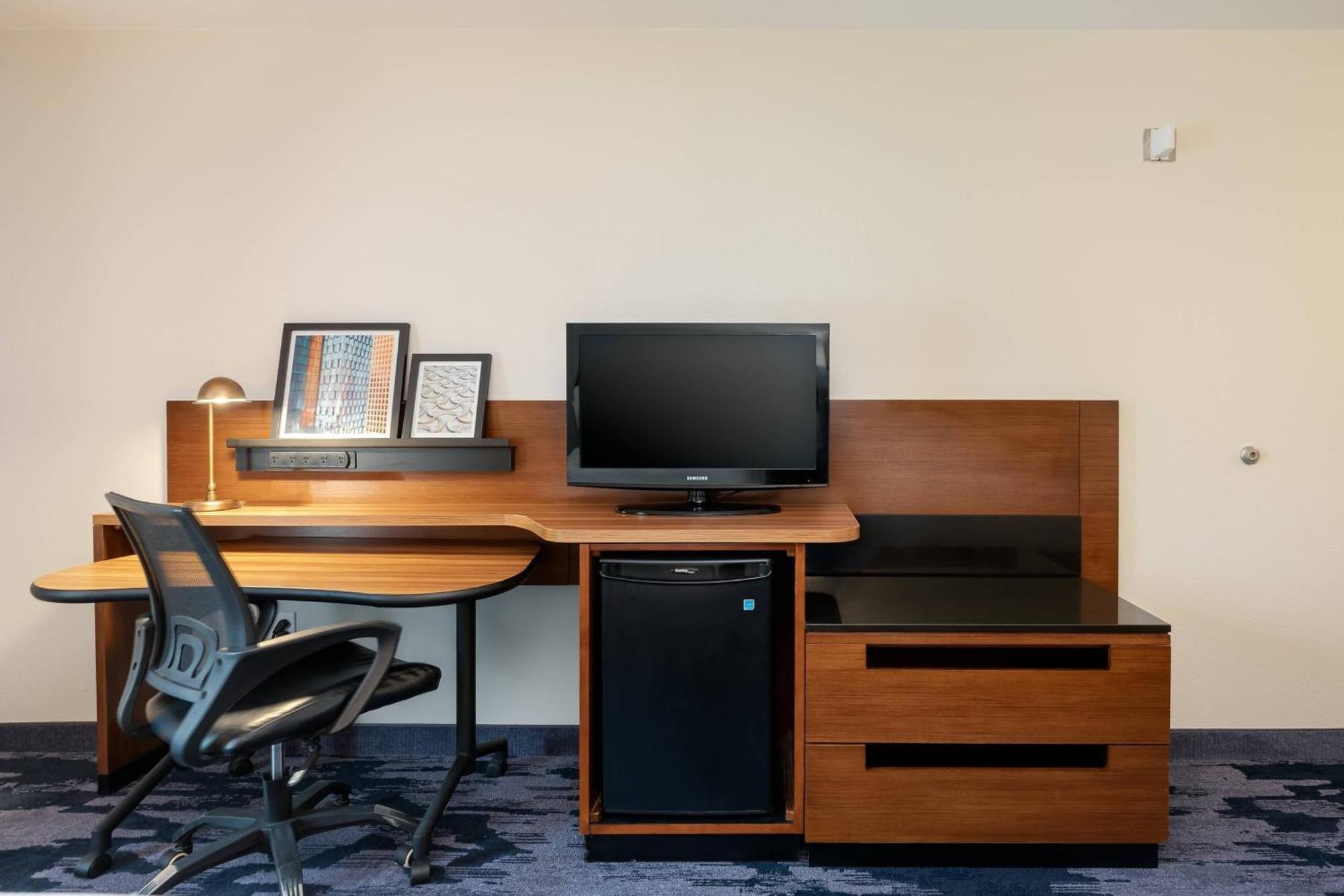 Hotel Fairfield & Airport 3*