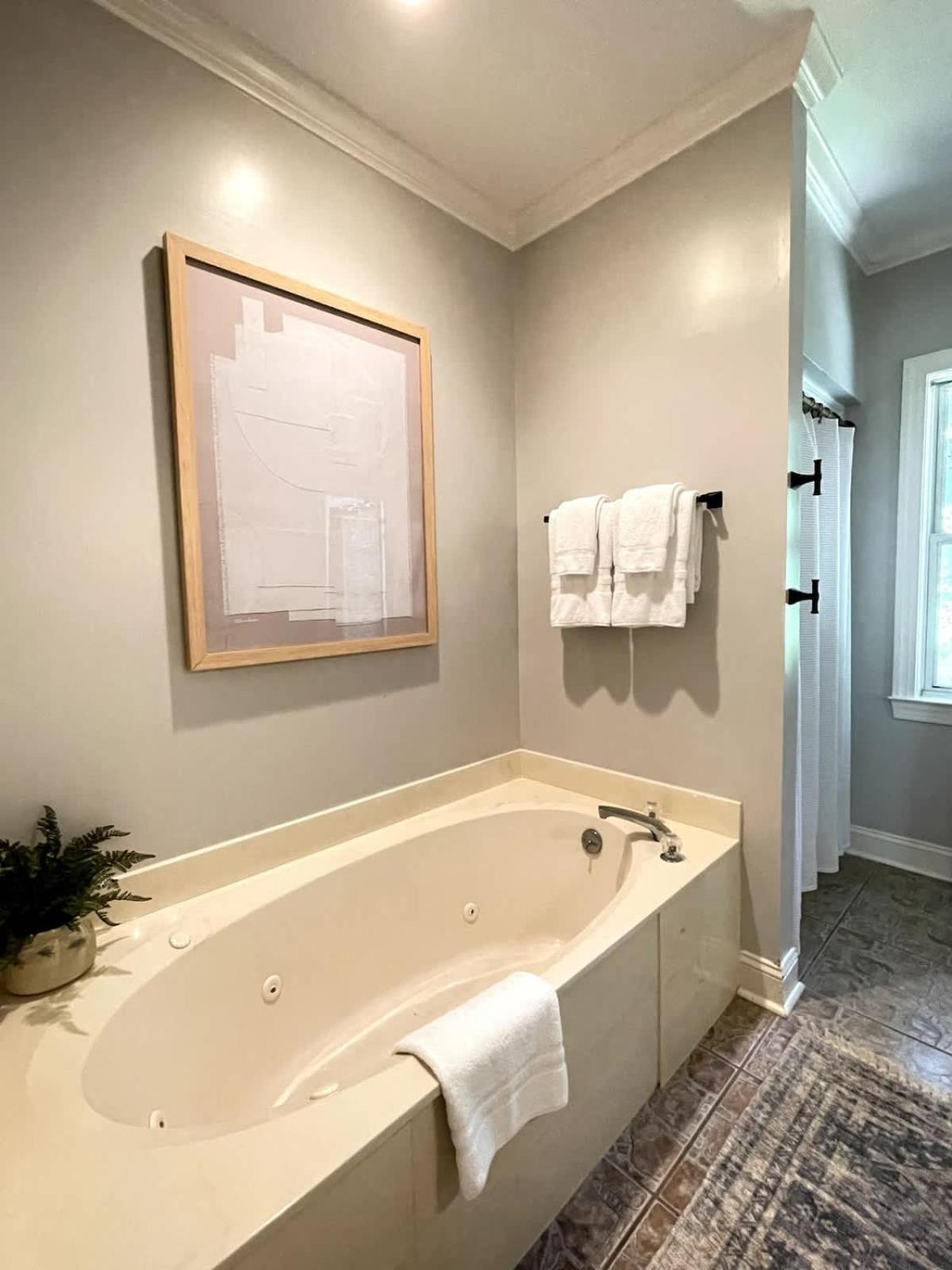 Sophisticated And Luxurious Details- Sleeps 18 Holiday home *