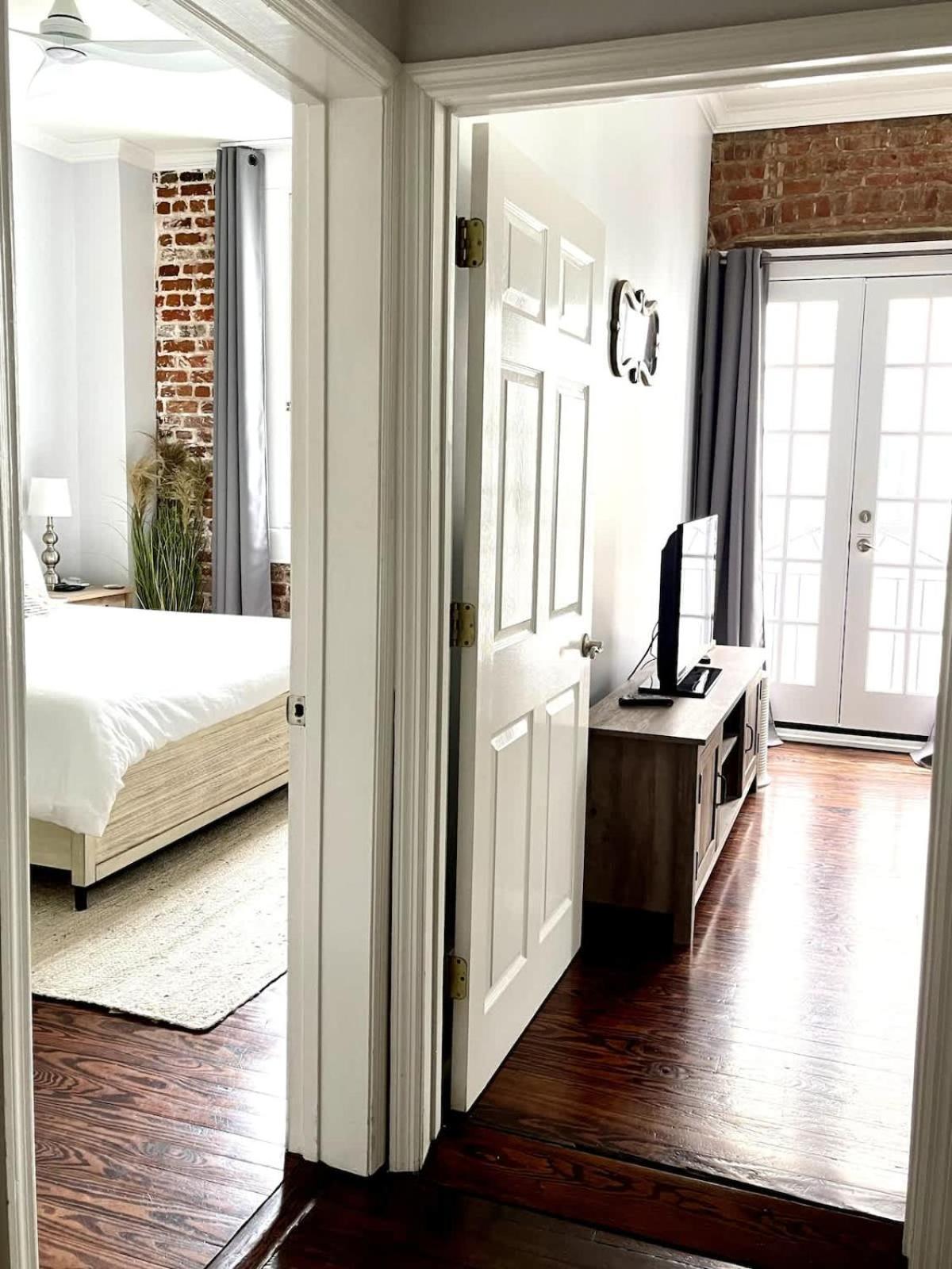Bee On Broughton - Astonishing Downtown Sav Apartment