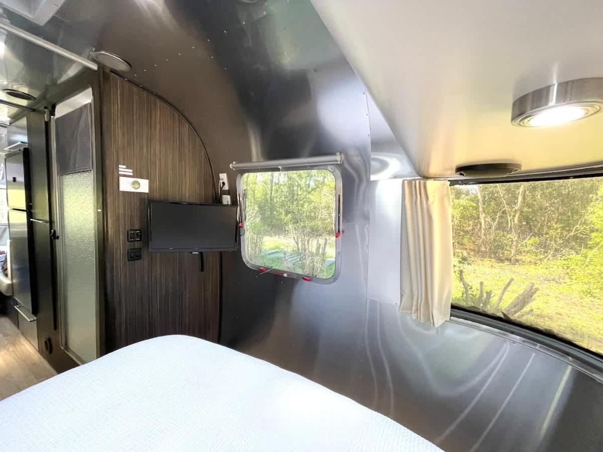 Silver Belle Airstream Glamper Near Tybee & Campsite