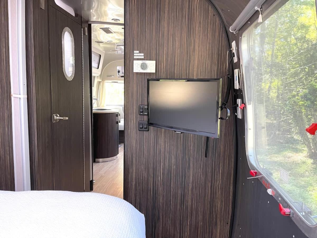 Campsite Silver Belle Airstream Glamper Near Tybee & Savannah